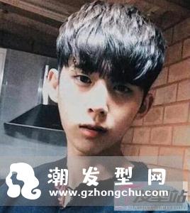 初中男生锅盖头发型 呆萌洋气释放青春魅力