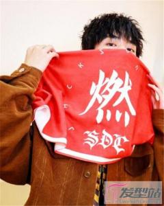 易烊千玺新发型叫什么 最新写真发型侧颜正面照迷人