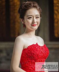 穿红色婚纱配什么发型 简约大方让新娘美貌动人