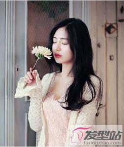 烫黑色卷发会显老吗 减龄又优雅散发女人味