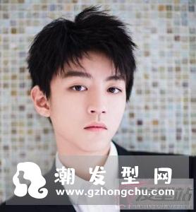 男生刘海打薄好看吗 轻盈修颜晋升小脸潮男