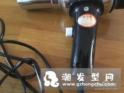如何用吹风机吹头发 正确使用吹风机吹头发步骤