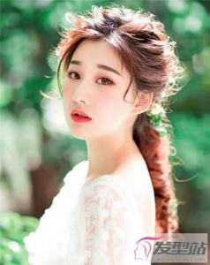 新娘发型怎么扎好看 低发辫花饰扎发做妩媚新娘