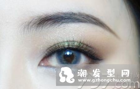 大地色眼妆画法教程图解 和哑光大地色的画法还不一样
