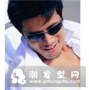 戴眼镜的男生适合什么发型 选对发型才显帅气斯文