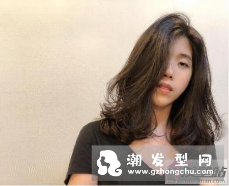 2019年可卡卷发型很流行 无论是长短发都能给你浪漫慵懒感