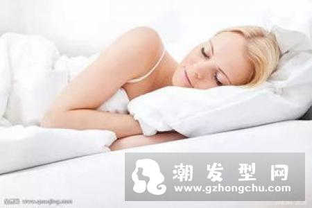 头发毛躁凌乱？睡前护发保养技巧告别稻草头