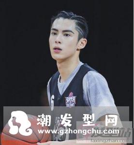 男生短发小脏辫真酷 走哪都是大家关注焦点