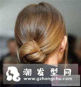 长头发怎么挽个低发髻 蓬松慵懒随意低发髻美的惊艳
