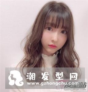 微胖女生适合的卷发 这些发型让你瘦出自信