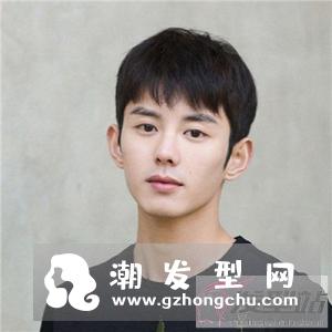 男生流行学生头发型 时尚帅气释放青春魅力