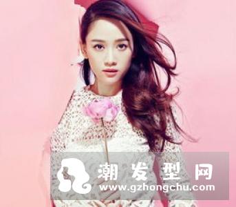 大波浪卷发已经过气，女星模特都爱上减龄又易打理的微卷发型！