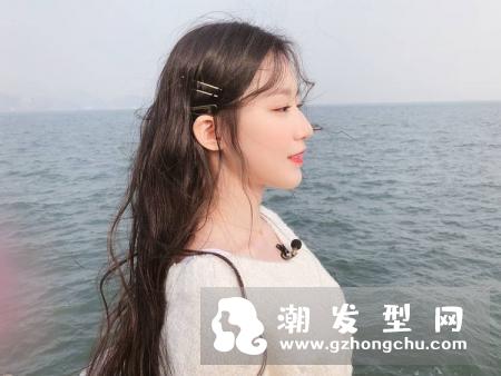外卷发型怎么打理 加上这些元素添气质！