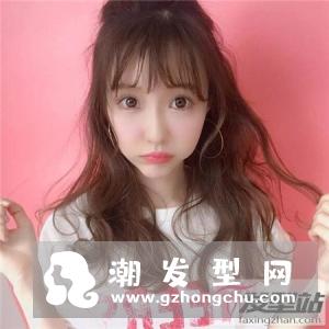 女生卷什么发型显性感 空气感烫卷诠释你的性感魅力