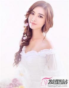 新娘长发怎么编好看 侧扎发辫变唯美仙女