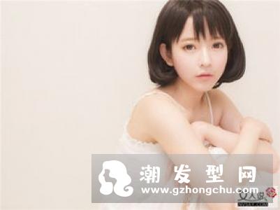 大波浪卷发已经过气，女星模特都爱上减龄又易打理的微卷发型！