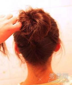 丸子头怎么扎出蓬松感 中长发怎么扎图解