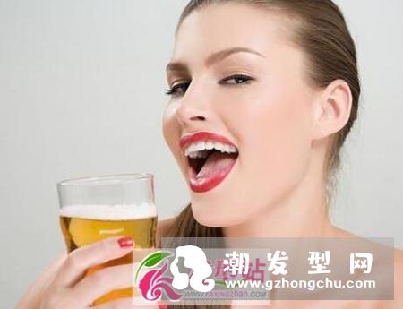 用啤酒洗头的好处有哪些 用啤酒洗头的正确方法步骤详解