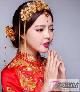 穿秀禾服如何选发型 盘发演绎中式复古风