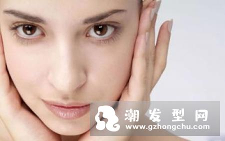 散粉脸上出油可以直接补妆吗 和眼影哪个先用
