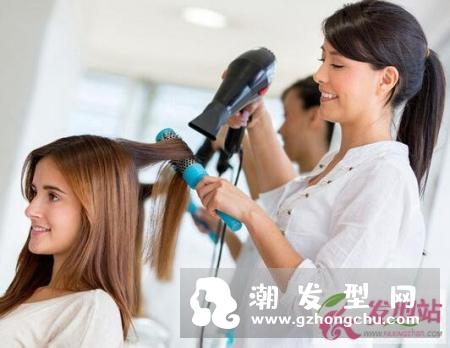 吹风机吹头发有哪些技巧 正确使用吹风机吹头发的方法