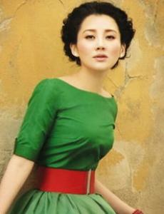 新娘发型怎么扎好看 低发辫花饰扎发做妩媚新娘