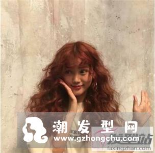 流行发型2019女中长发 优雅卷发打造迷人淑女