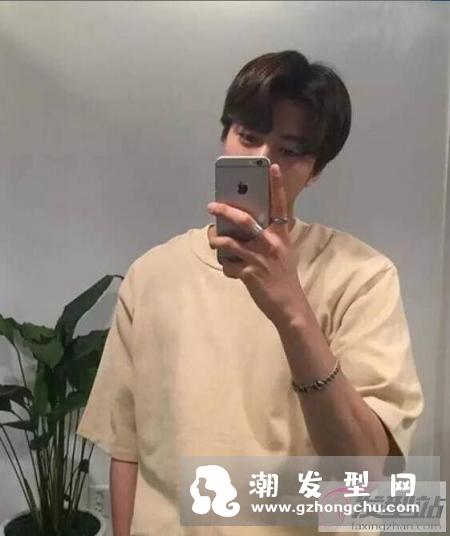男士中分发型打理教学 男生蓬松中分发型这样弄最好看