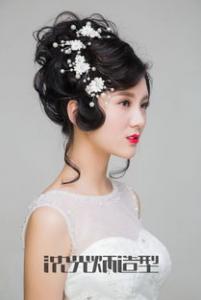 韩式婚纱照新娘造型 简约浪漫的韩式新娘盘发