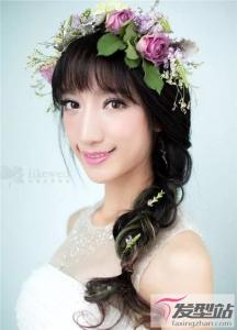 新娘发型怎么扎好看 低发辫花饰扎发做妩媚新娘