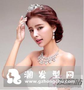 新娘发型什么颜色好看 酒红色染发浪漫又显白