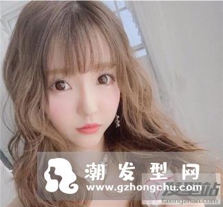 微胖女生适合的卷发 这些发型让你瘦出自信