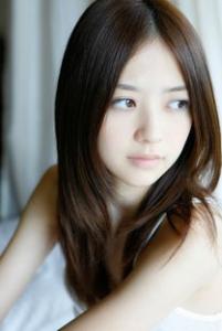 流行发型2019女中长发 优雅卷发打造迷人淑女