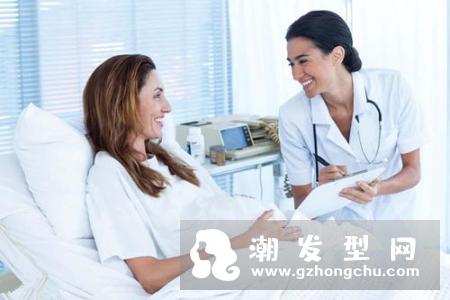 一边洗头一边梳可以吗 后果是什么
