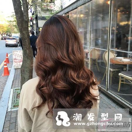 今年长烫发流行什么颜色 韩式流行染烫绝对是背影女神