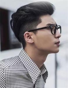 亚洲男生经典发型 两侧削短渐层undercut