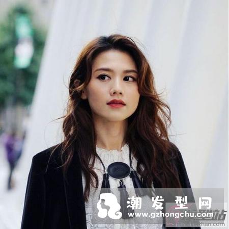 胖圆脸女生卷发怎么打理好看 学学周秀娜卷发造型有多种玩法