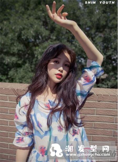女生海藻蓬松卷发型 妩媚与慵懒并存的卷发