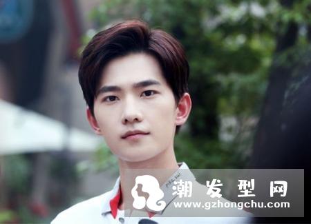 高中生男生适合什么发型 清爽短发帅气利落塑造校园男神