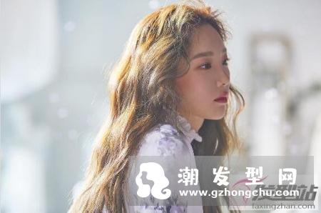 女生今年流行长卷发发型 超简单氧气瀑布卷小仙女必备