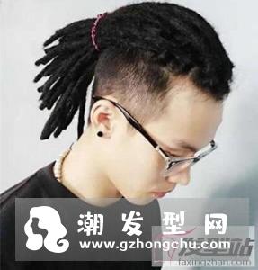 男生短发小脏辫真酷 走哪都是大家关注焦点