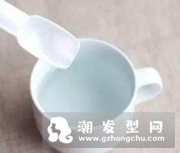 盐水洗头能治脱发吗 有什么好处