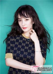 流行发型2019女中长发 优雅卷发打造迷人淑女