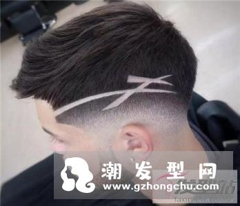 男生渐层侧削线条雕刻发型 两边剃剪出酷炫时尚