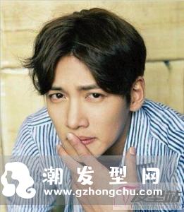 慵懒随性风男生发型  独具魅力不乏绅士范