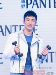 男生留什么刘海帅气 个性心形逗号刘海了解一下