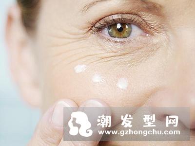 眼部肌底液适合多大年龄用 用多久去除眼袋