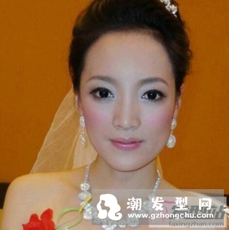 韩式婚纱照新娘造型 简约浪漫的韩式新娘盘发
