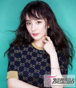 高额头学生党发型女生 中长卷发配刘海摆脱高额头烦恼