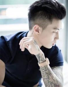 亚洲男生经典发型 两侧削短渐层undercut